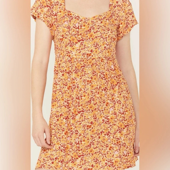 LunaChix Floral print dress with an open back - Picture 4 of 7